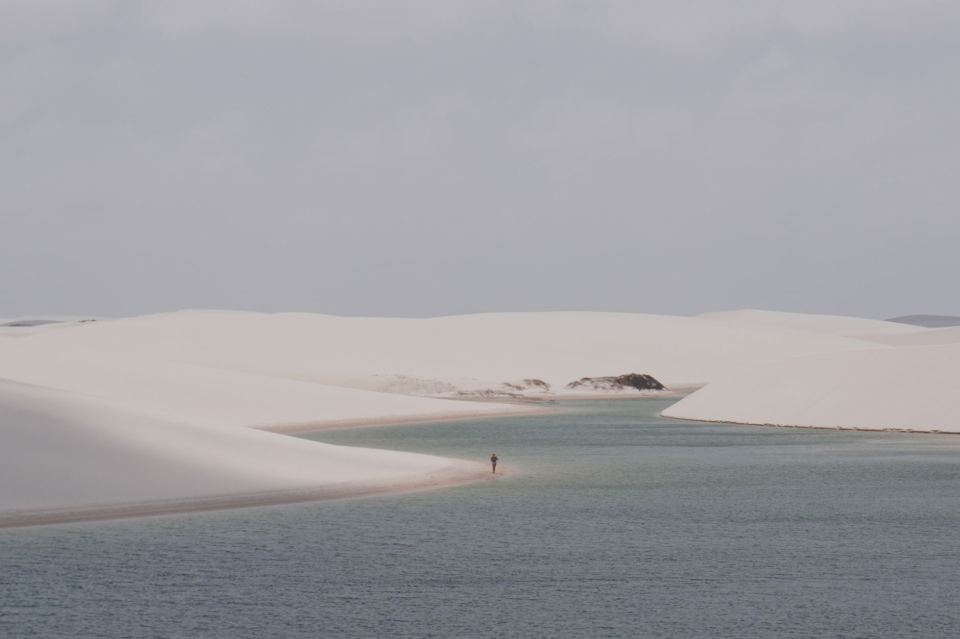 Dunas dos Lençóis Maranhenses com lagoa azul
