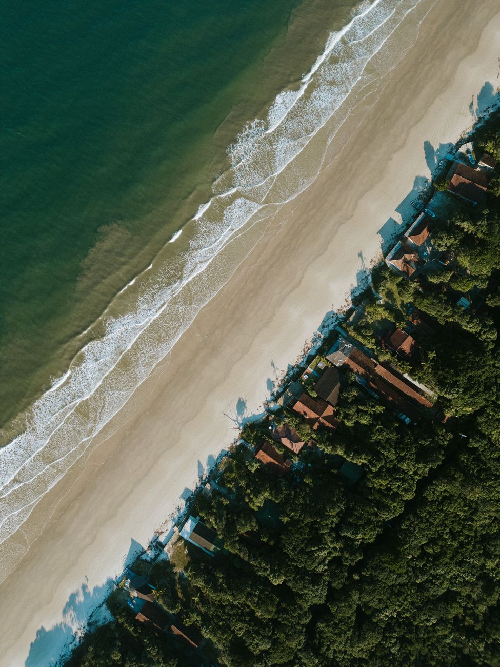 Paisagem deslumbrante das praias do Brasil com falésias e mar cristalino